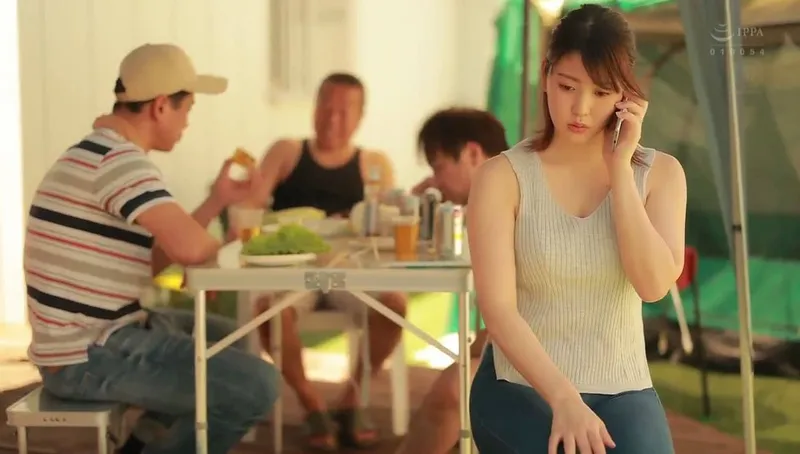 Gã chồng khờ để vợ tham gia sự kiện cắm trại với mấy gã gần nhà và cái kết