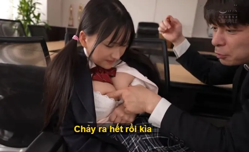 Trong suốt 3 năm, thầy giáo rèn luyện cô học trò ngực khủng thành “cái bình đựng tinh”