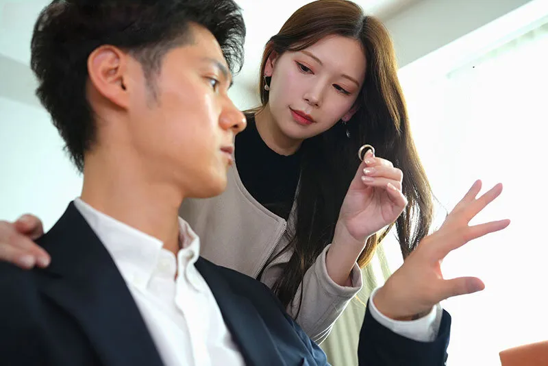Bà xã đi đi chơi, người chồng ở nhà bị nhỏ em cô vợ gạ chịch không trượt phát nào